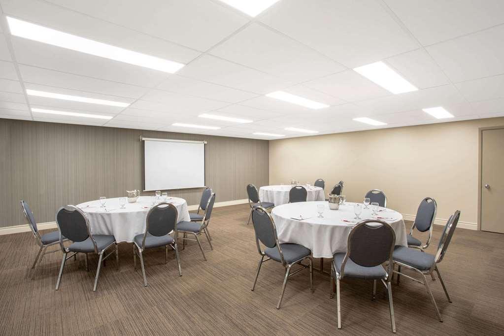 Quality Inn & Conference Centre Kingston Central Udogodnienia zdjęcie