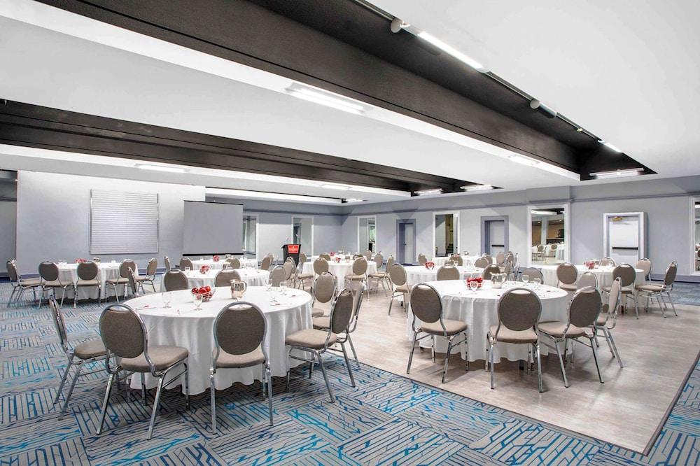 Quality Inn & Conference Centre Kingston Central Zewnętrze zdjęcie