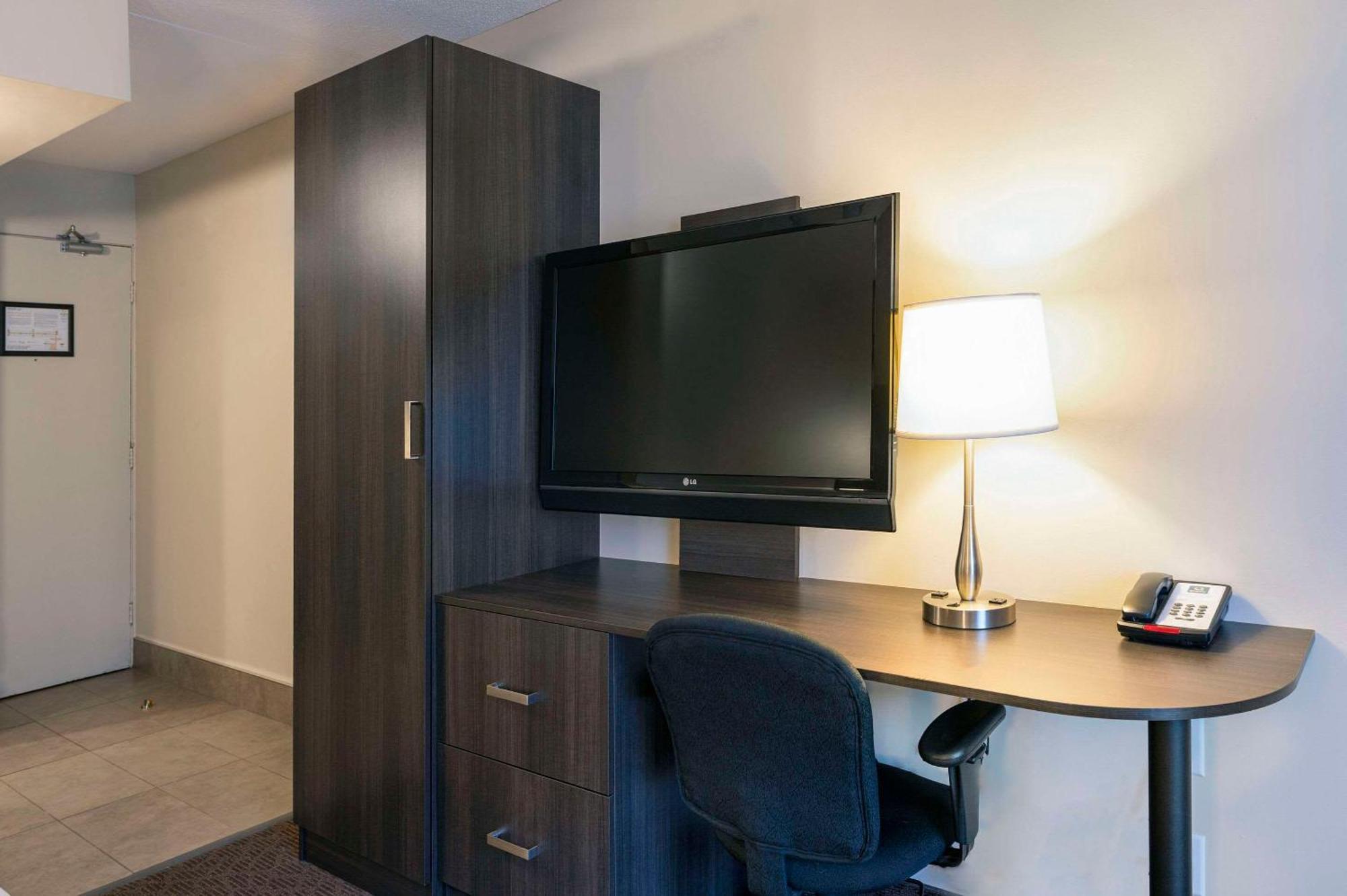 Quality Inn & Conference Centre Kingston Central Zewnętrze zdjęcie